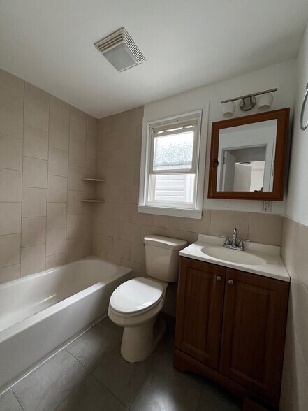 Building Photo - 316 William St