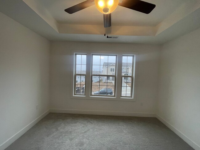 Building Photo - Beautiful Townhome 3 Bed/ 2.5 Bath off 435...