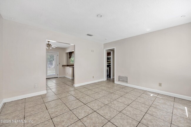 Building Photo - 2930 Wycombe Dr W