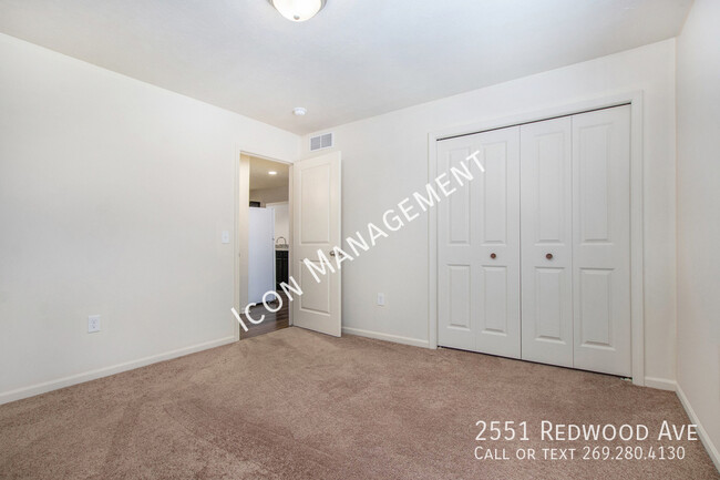 Building Photo - 2551 Redwood Ave
