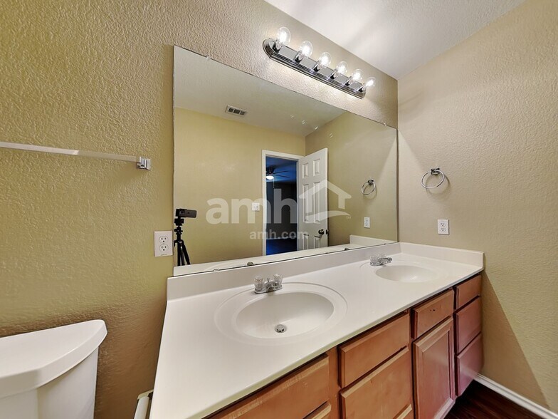 Building Photo - 360 Thicket Ln