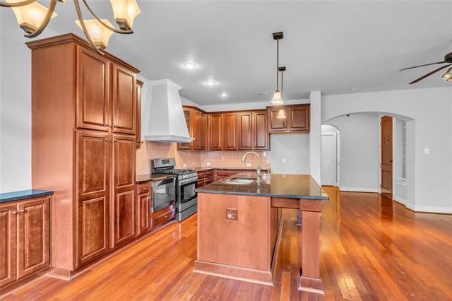 Building Photo - 932 Brook Forest Ln