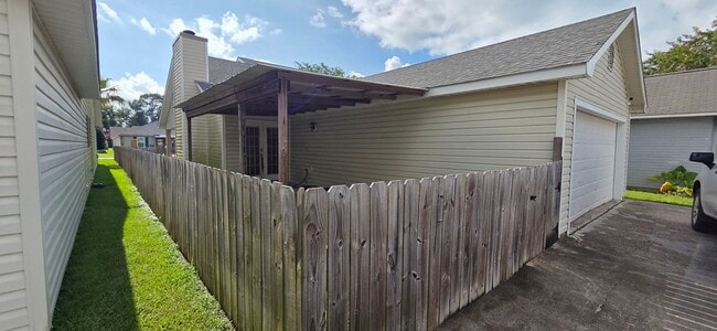 Building Photo - Home with 2 car garage