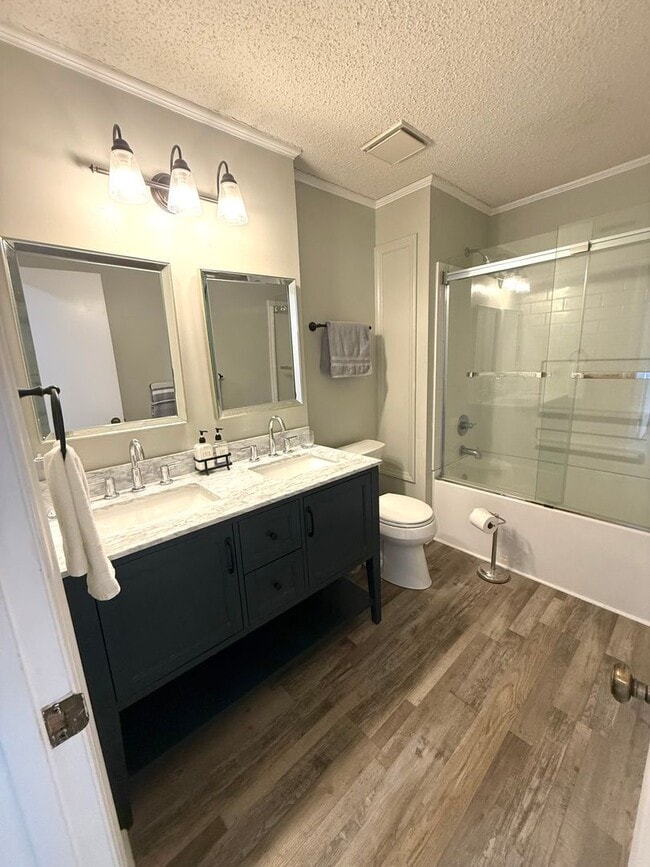 Building Photo - COMPLETELY RENOVATED TOWNHOUSE