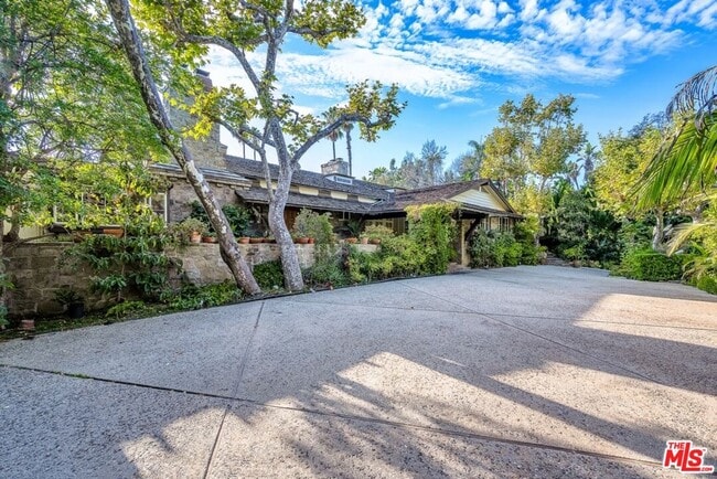Building Photo - 829 Whittier Dr