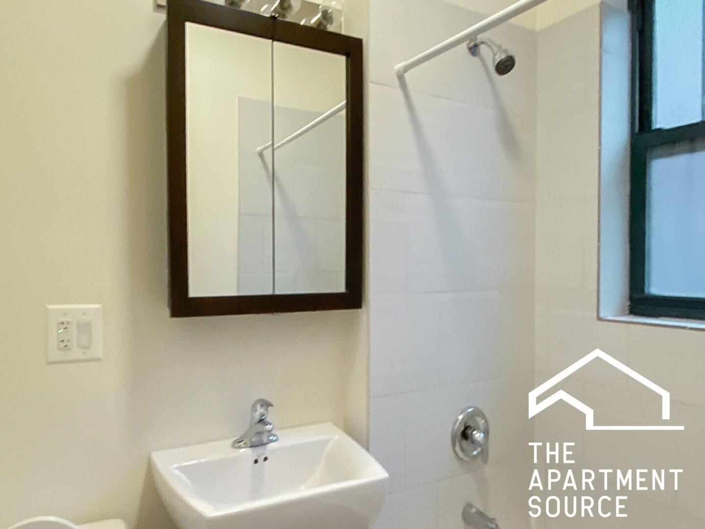 Building Photo - 430 W Surf St