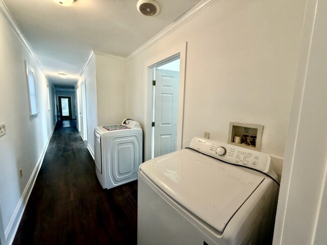 Building Photo - 199 E Bayou Forest Dr