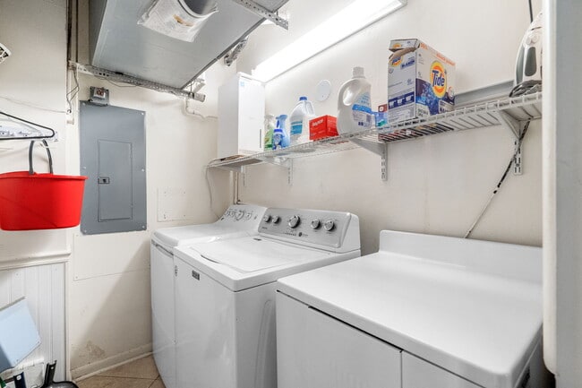 Building Photo - 10100 Lakeshore Dr