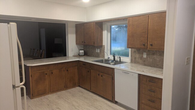 Building Photo - 3 Bedroom home with 2 car detached garage
