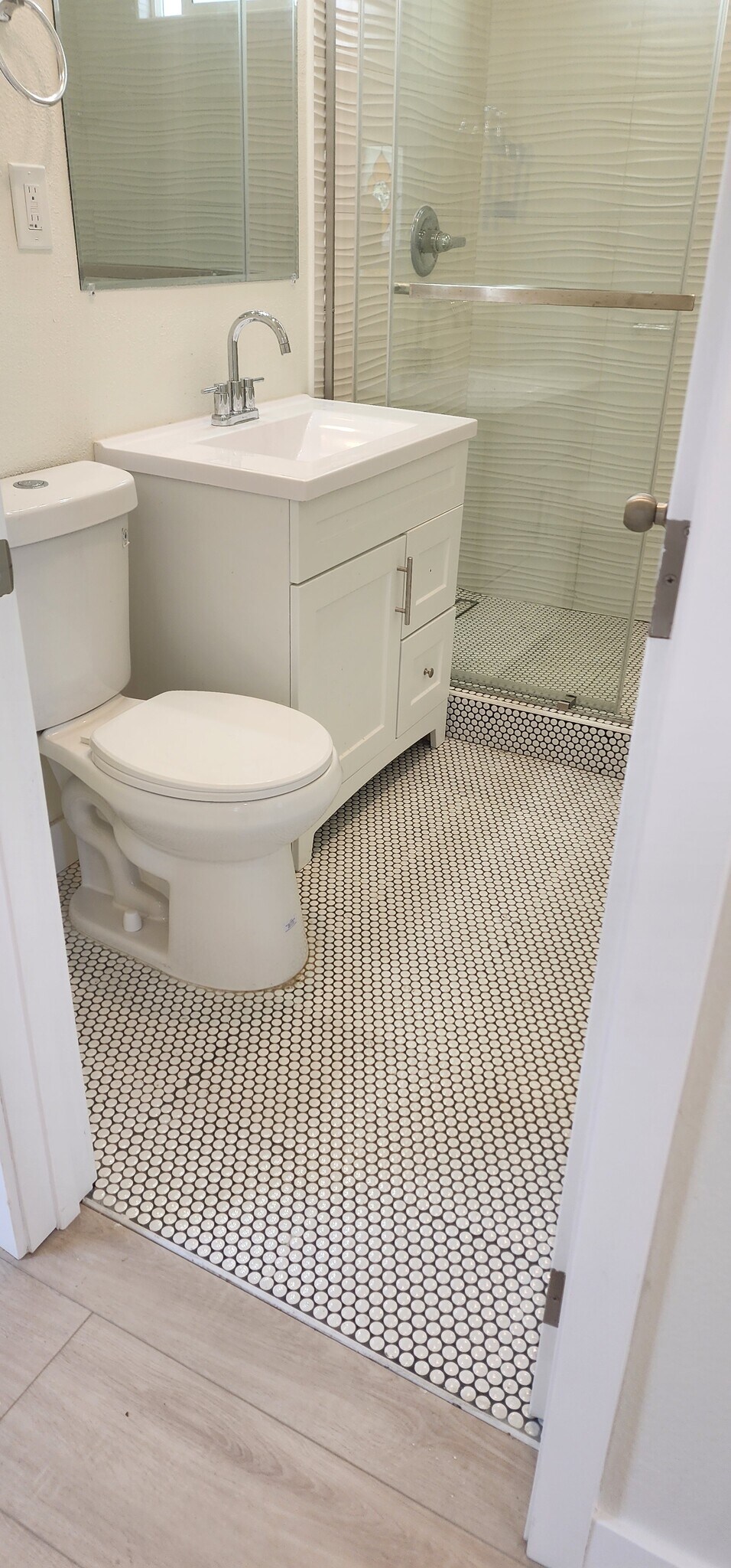 Building Photo - 950 N Kingsley Dr