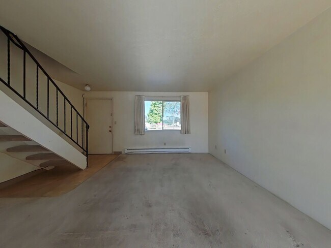 Building Photo - 2 Bedroom Townhouse ~ Centrally Located