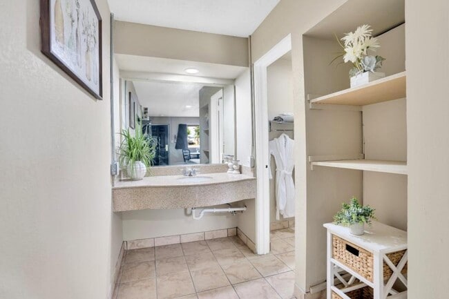 Building Photo - 905 Providence Blvd