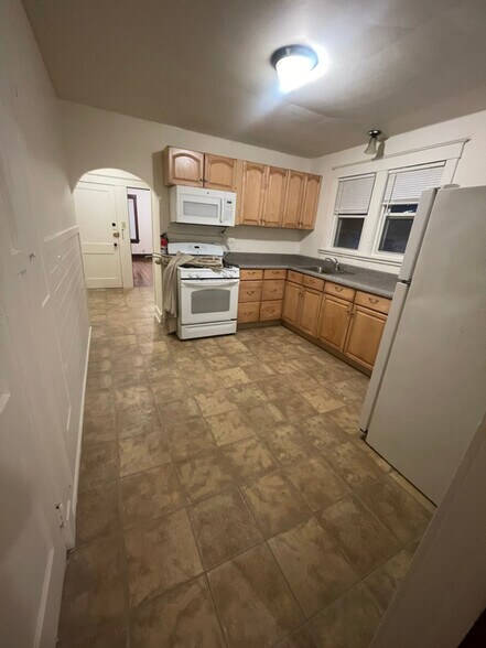 Building Photo - 734 Riverside Dr