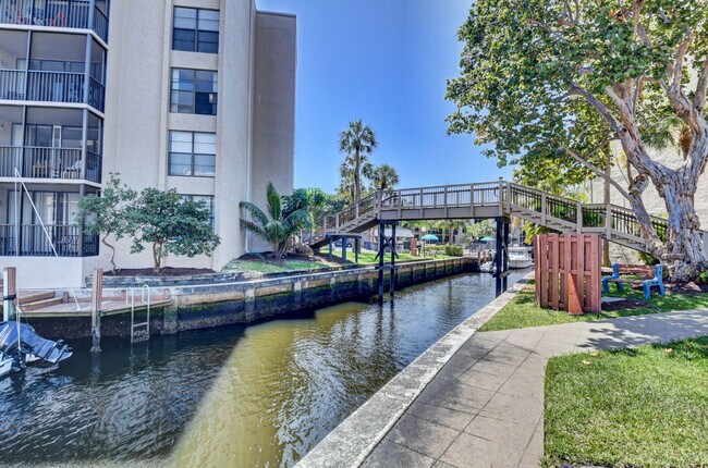 Building Photo - 17 Royal Palm Way