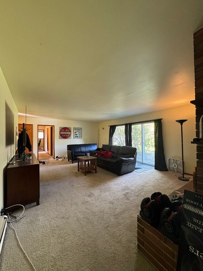 Building Photo - Spacious 5 Bedroom Rental by Park