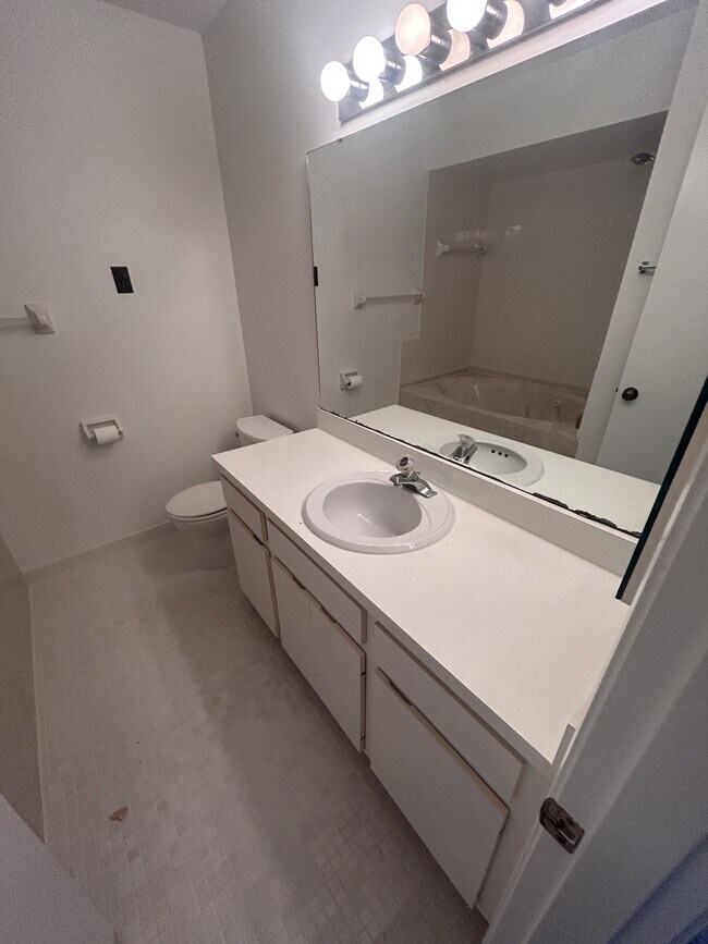 Building Photo - 5785 Gardens Dr