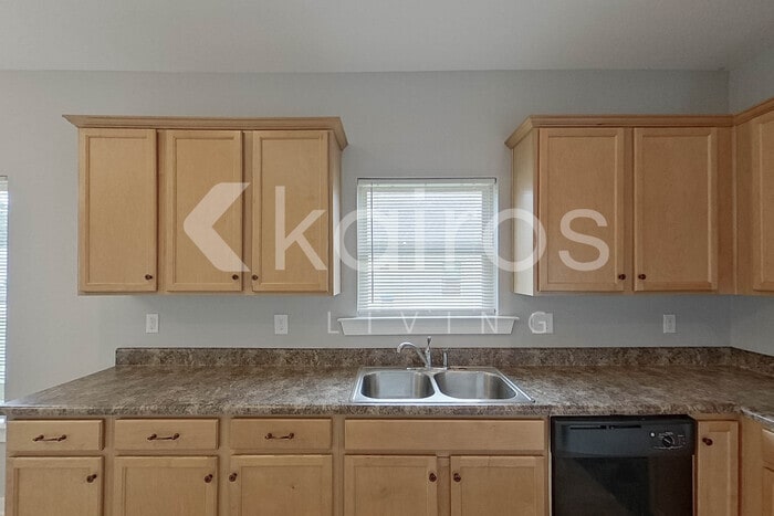 Building Photo - 520 White Oak Cir