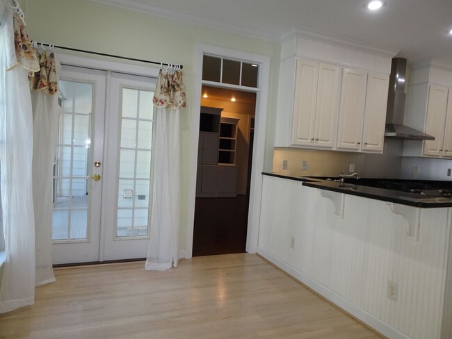 Building Photo - 4 Bedroom 3.5 bathroom Rental Home in Ford...
