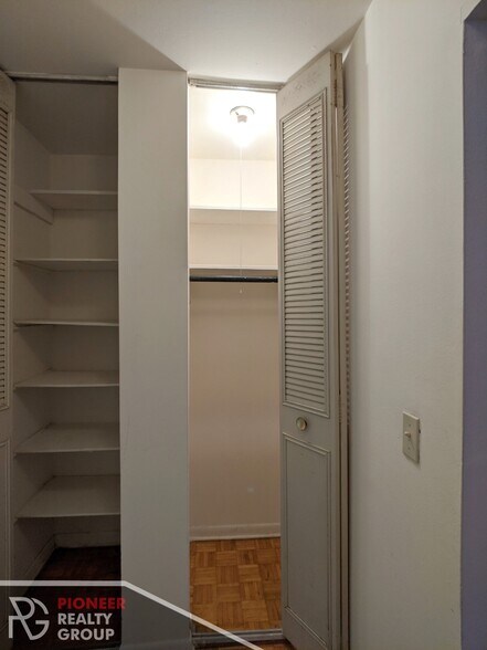 Building Photo - 510 W Briar Pl