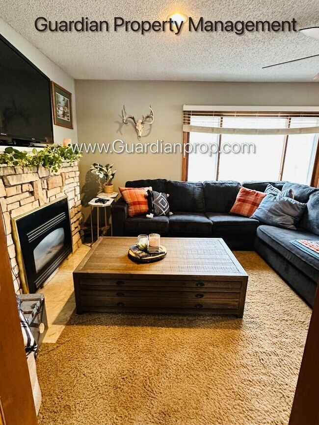 Building Photo - Orono Single Family Home, Large Garage, Sp...
