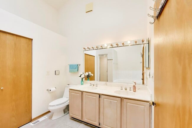 Building Photo - 943 W Essex Pl