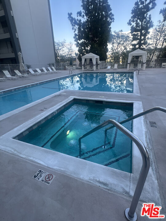 Building Photo - 100 S Doheny Dr