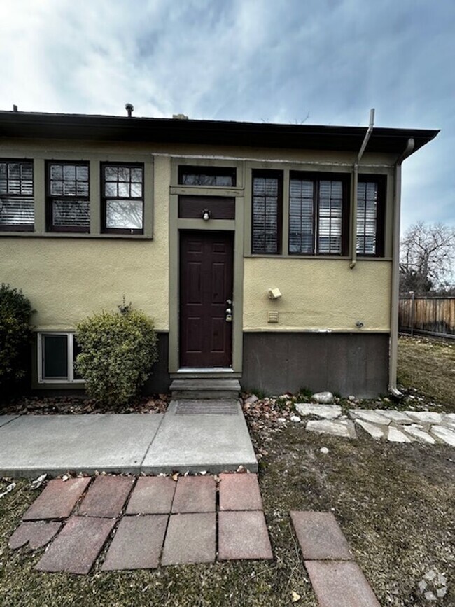 Building Photo - Available Now-2BD/1B Boise Duplex, short w...