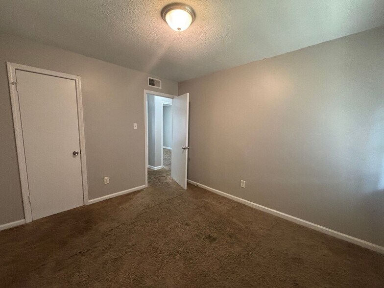 Building Photo - 5203 Black Diamond Cove