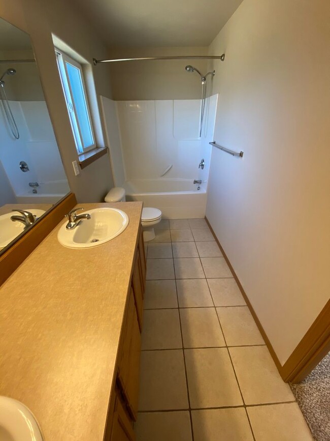 Building Photo - 4 Bed, 2 Bath Home!