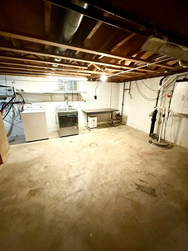 Building Photo - 4535 40th Ave