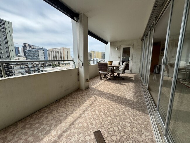 Building Photo - Spacious 2 Bed/2 Bath/2 Lanai Furnished Penthouse Unit at Kaiolu Sunrise