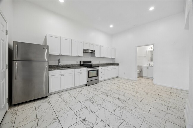 Building Photo - 5027 Creekmont Dr