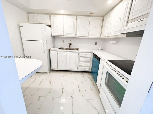 Building Photo - 6395 Bay Club Dr
