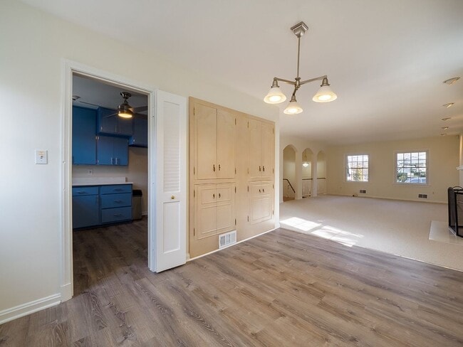 Building Photo - 2702 Navarre Dr