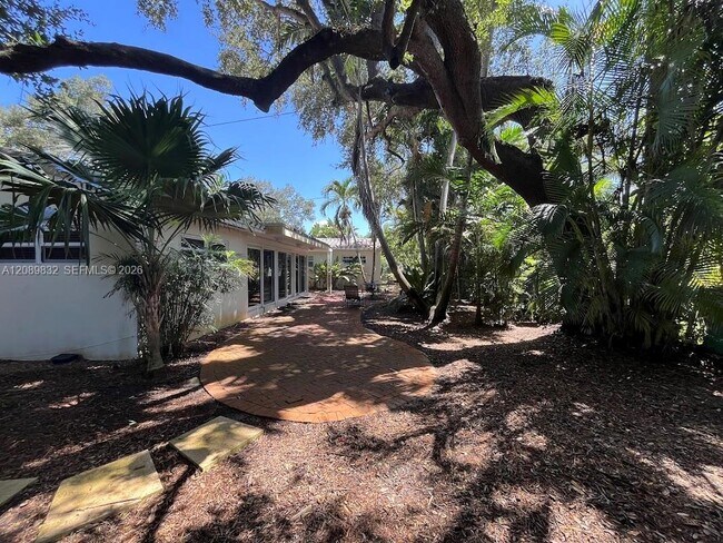 Building Photo - 508 Castania Ave