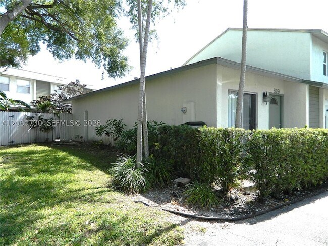 Building Photo - 899 Crystal Lake Dr