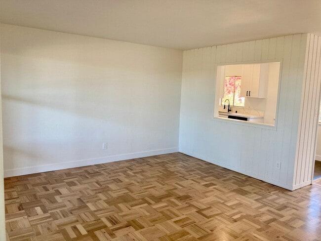 Building Photo - Mid-Century Modern Bay Park Home