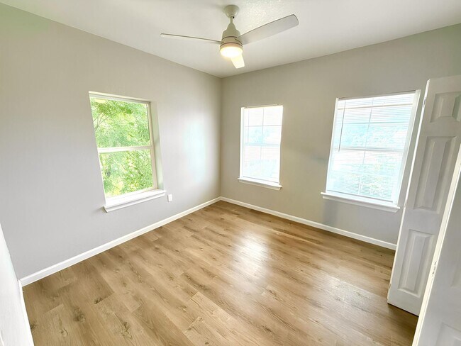 Building Photo - 2422 W Commerce St