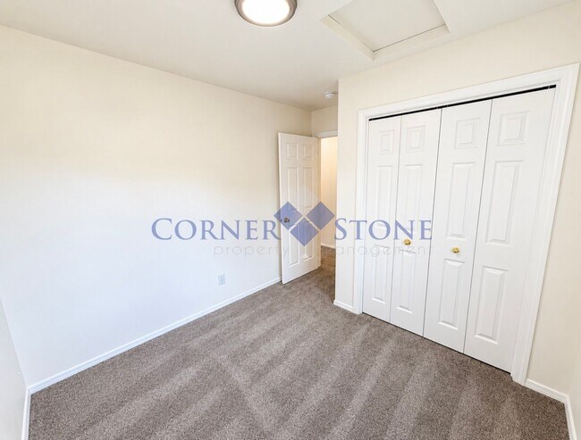 Building Photo - 807 E Cottage Ave