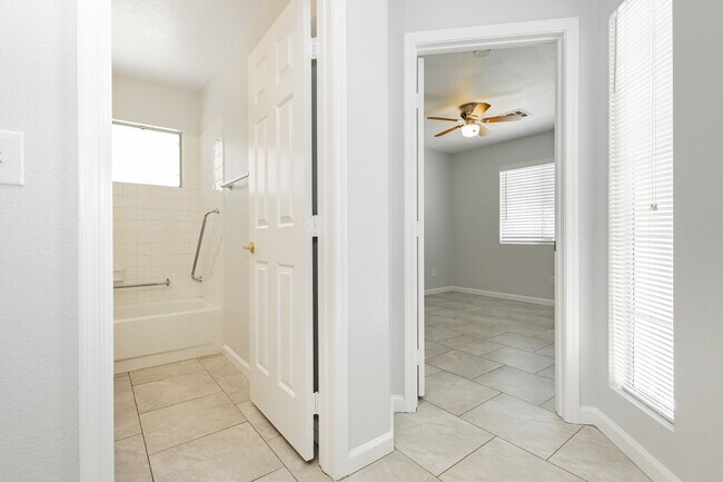 Building Photo - Peccole Ranch 3 Bed 2 Bath Gated Ascot Park Beauty