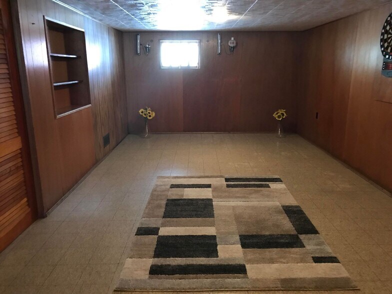 Building Photo - 782 N Van Auken St