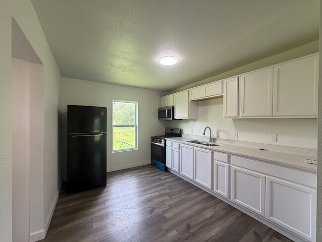 Building Photo - THREE BEDROOM ONE BATH
