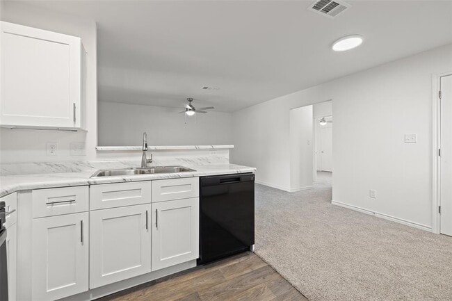 Building Photo - 9903 Roxanna Dr