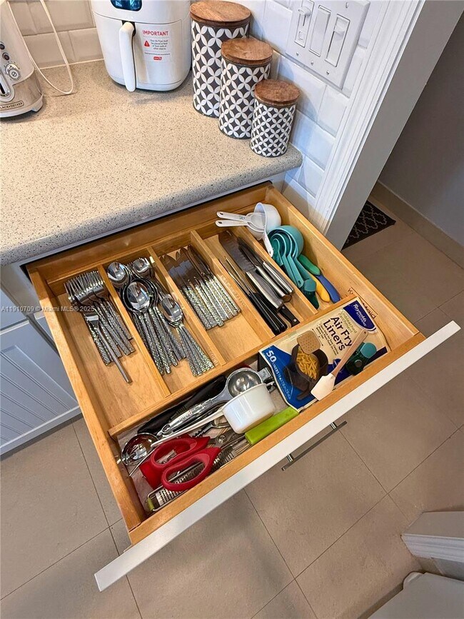 Building Photo - 1705 N Riverside Dr