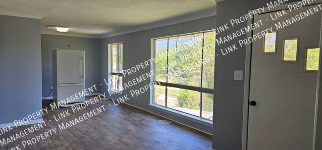 Building Photo - Fresh Painted 3 BR 1.5 BA in Red Bank for ...