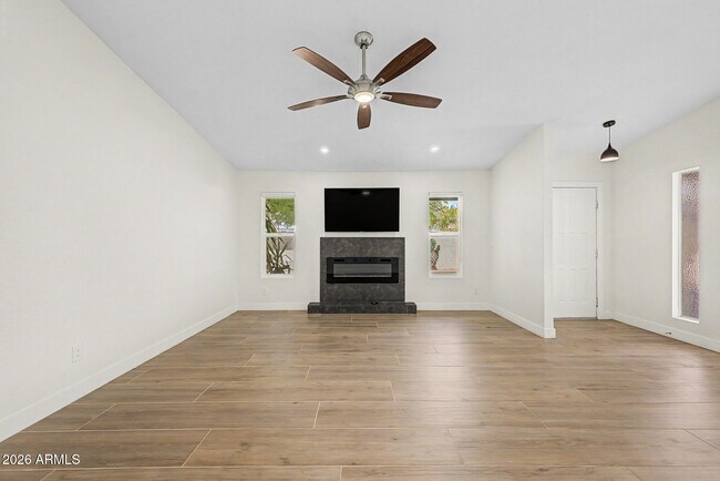Building Photo - 8711 E Latham St