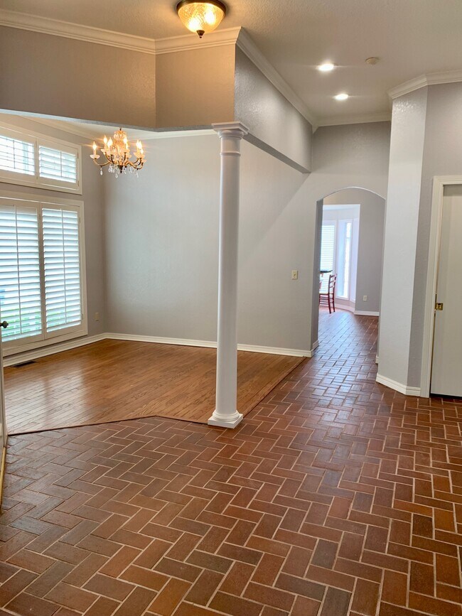 Building Photo - 3801 Tudor Cir