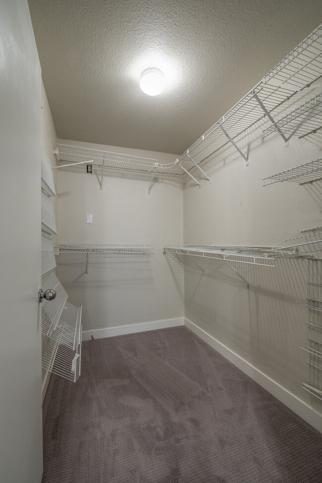 Building Photo - TOTALLY RENOVATED Summerlin Condo - Lake M...