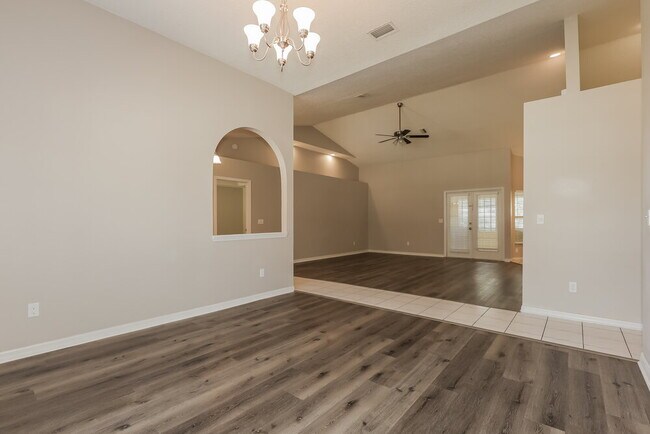 Building Photo - 910 Clearcreek Dr