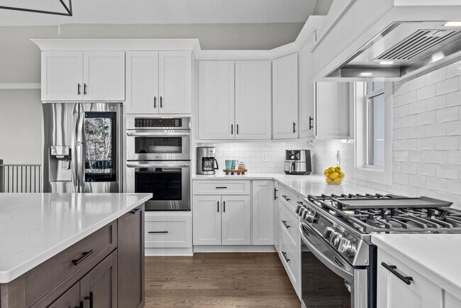 Building Photo - 533 Tom Cobb Dr